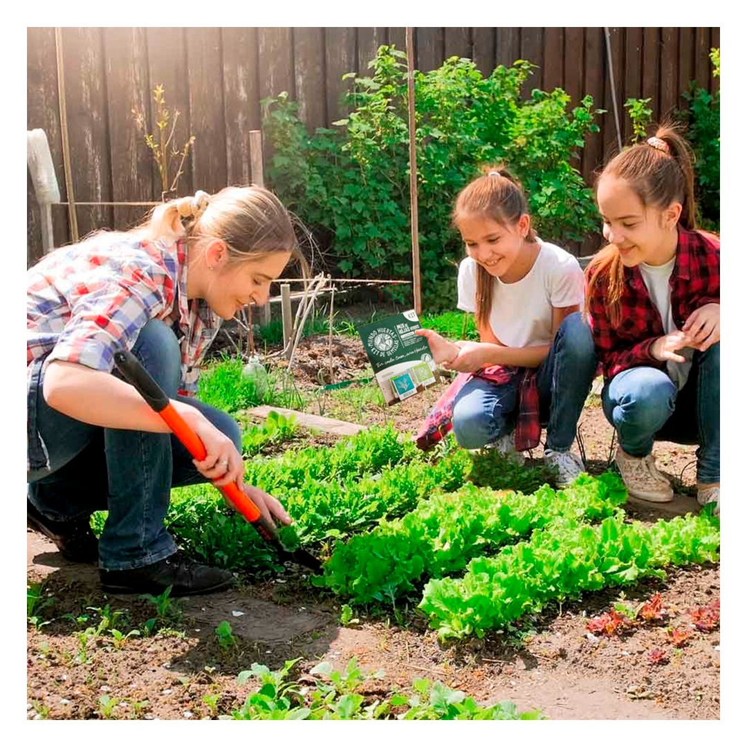 familia en su huerta